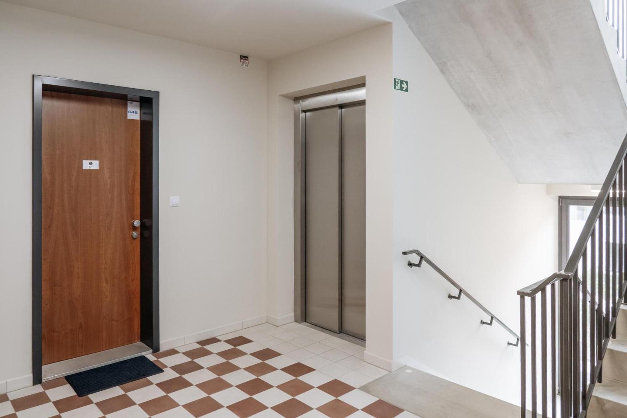 Days - 1bdr - Garage - Balcony - Great Access Praha