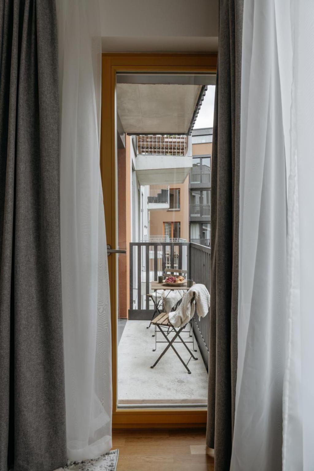 Days - 1bdr - Garage - Balcony - Great Access *